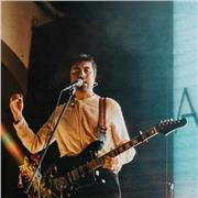 Clases de guitarra eléctrica y/o bajo eléctrico presenciales y/o online por Intérprete titulado en la Escuela Moderna de Música